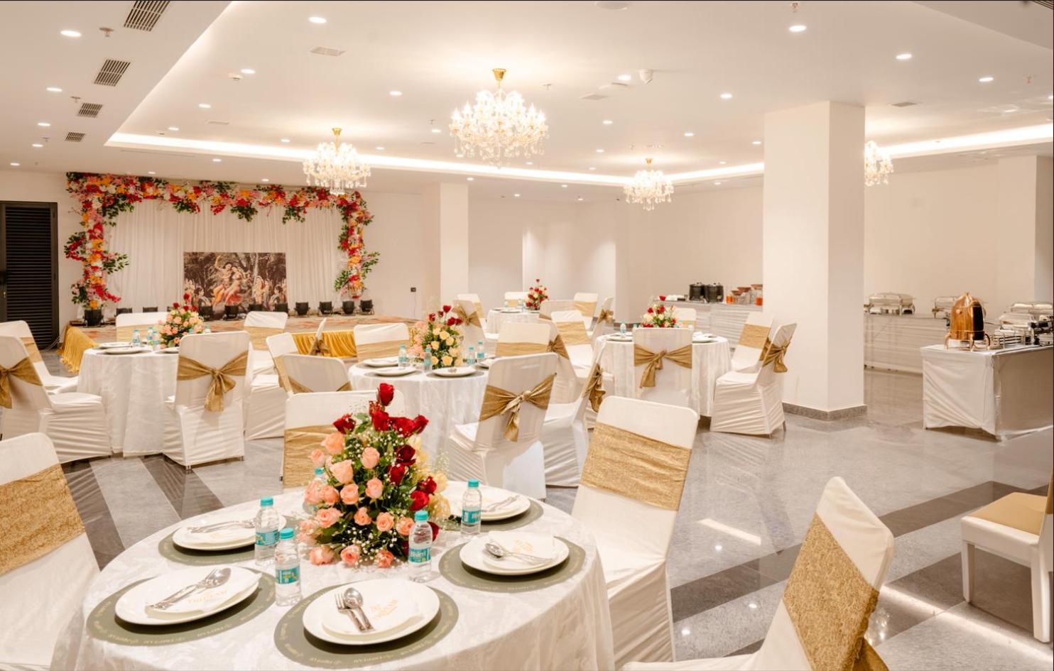 Triptam Vrindavan Luaran gambar